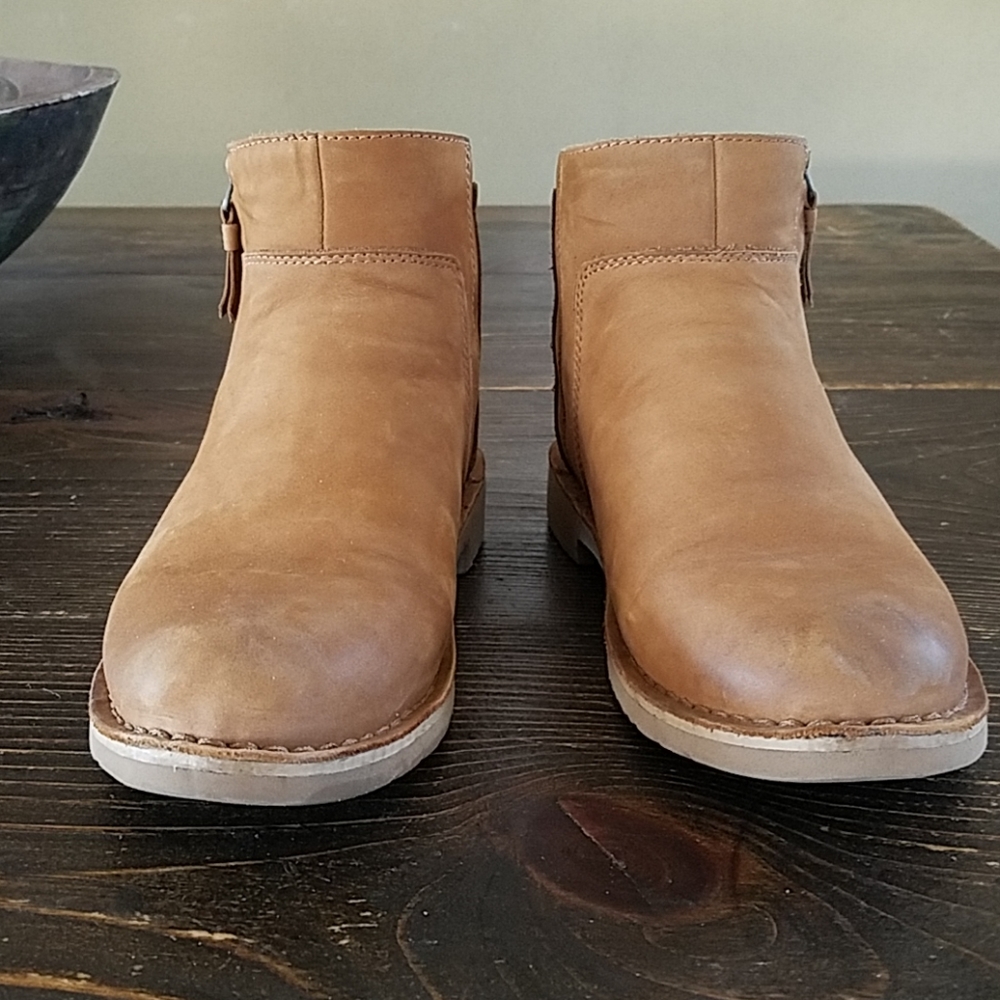 Ugg boots with zipper size 8